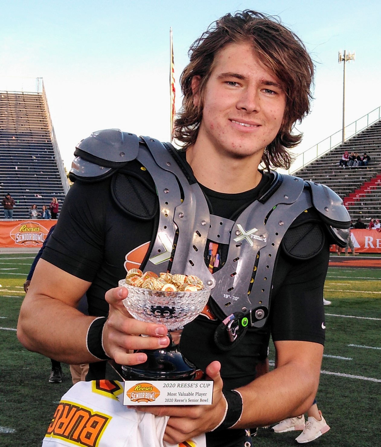 Former Oregon Ducks Football Quarterback Justin Herbert Wins 2022 Pro Bowl  Offensive MVP - Sports Illustrated Oregon Ducks News, Analysis and More