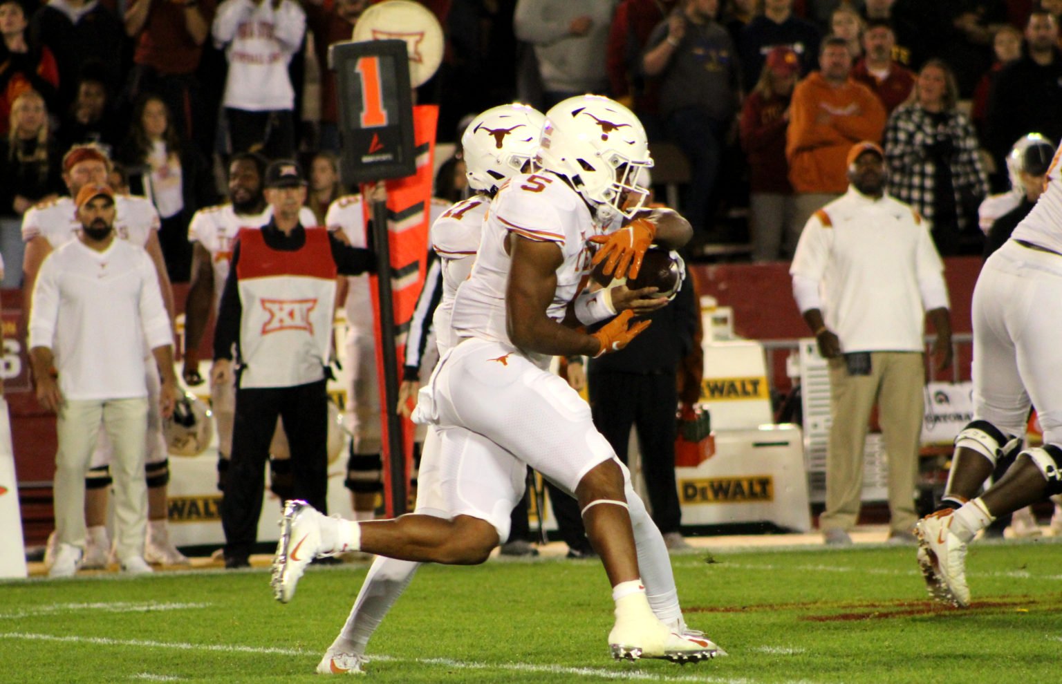 Ranking the big 12 s best running backs of 2022 stay alive in power 5
