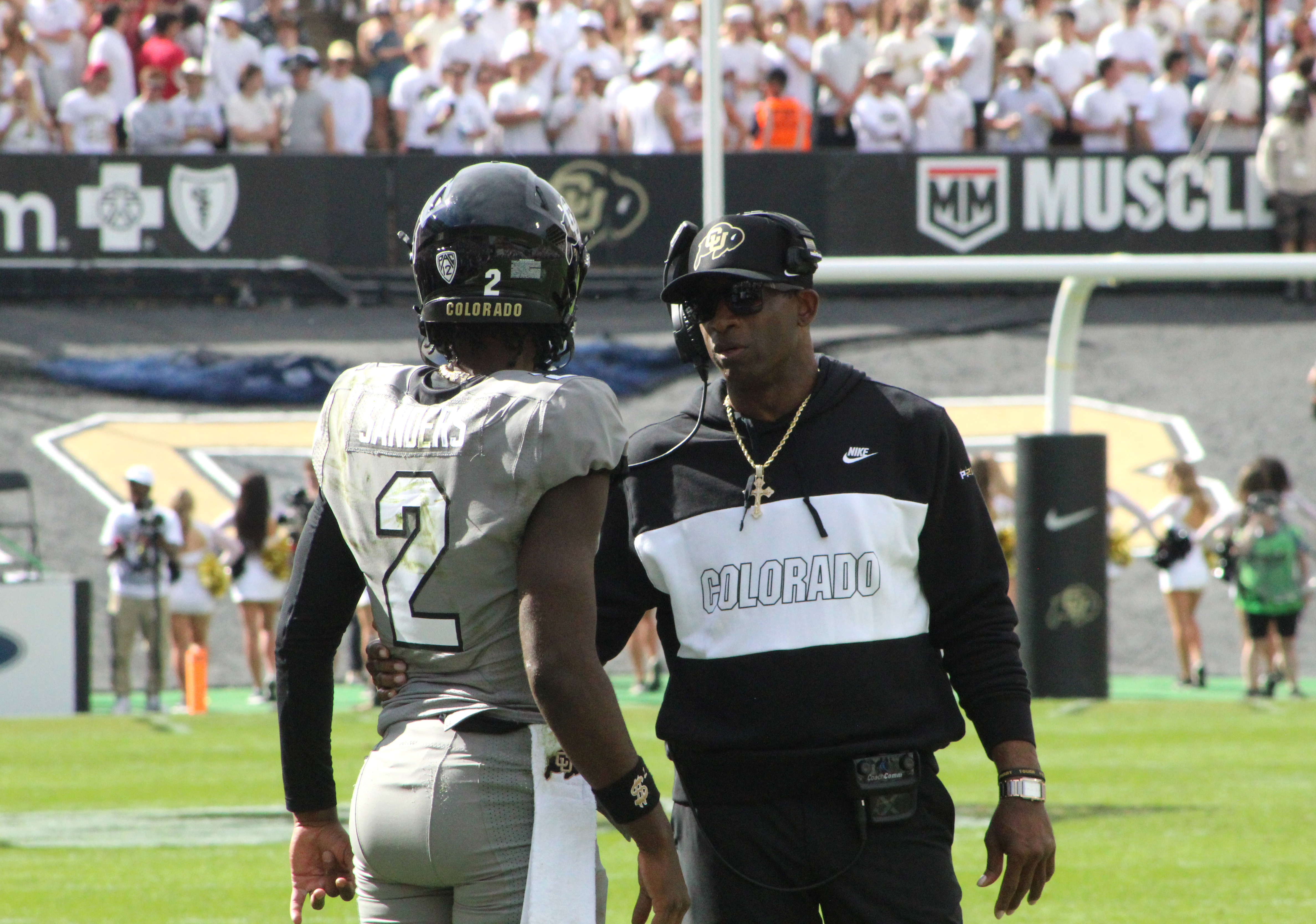 Shedeur Sanders sticks up for his dad before kickoff, stands